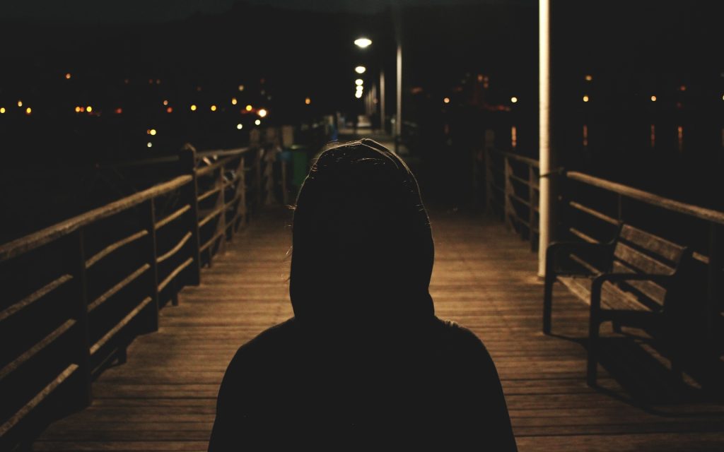 孤独的夜晚街景图片一个人 一个人在孤独的夜里图片