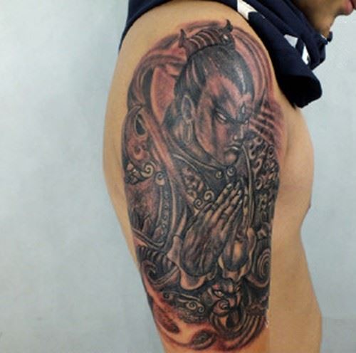 黑社会男生手臂上霸气二郎神纹身图案写真图片