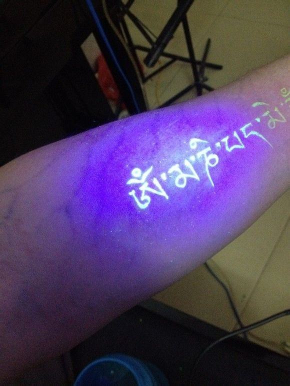 经典个性紫色荧光梵文纹身图案大全写真图片