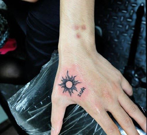 夏日炎炎的小太阳虎口纹身图案欣赏写真图片