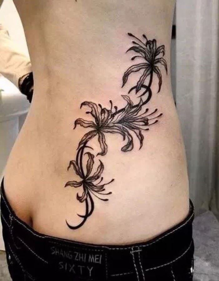 美臀美女个性花朵图案腰部的纹身写真图片