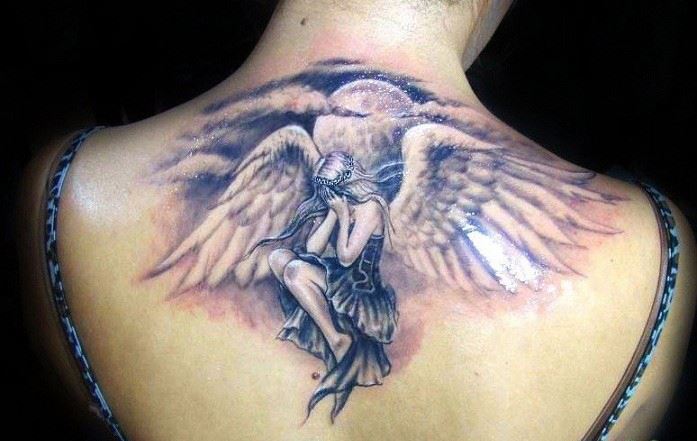 纹身美女背部美丽的天使纹身图案写真图片