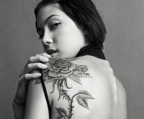 细腰美女好看的花朵背部纹身图案大全写真图片