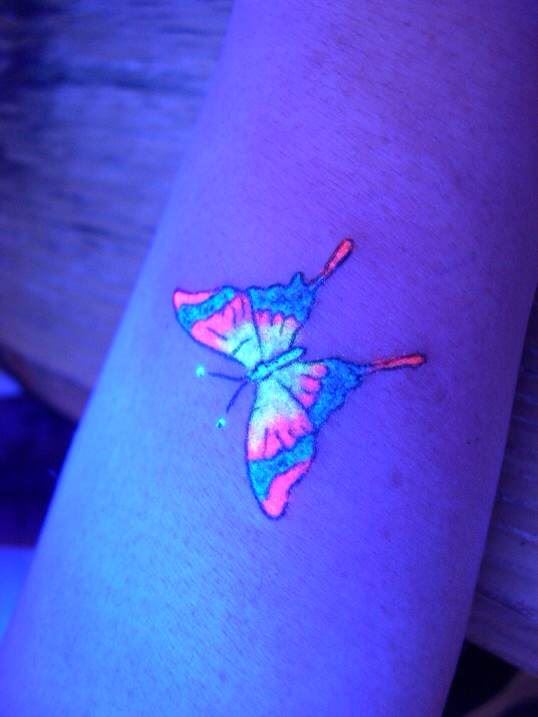 手背上漂亮的蝴蝶款式荧光纹身写真图片
