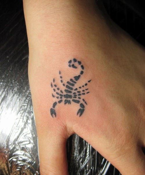 有个性的霸气蝎子虎口纹身图片