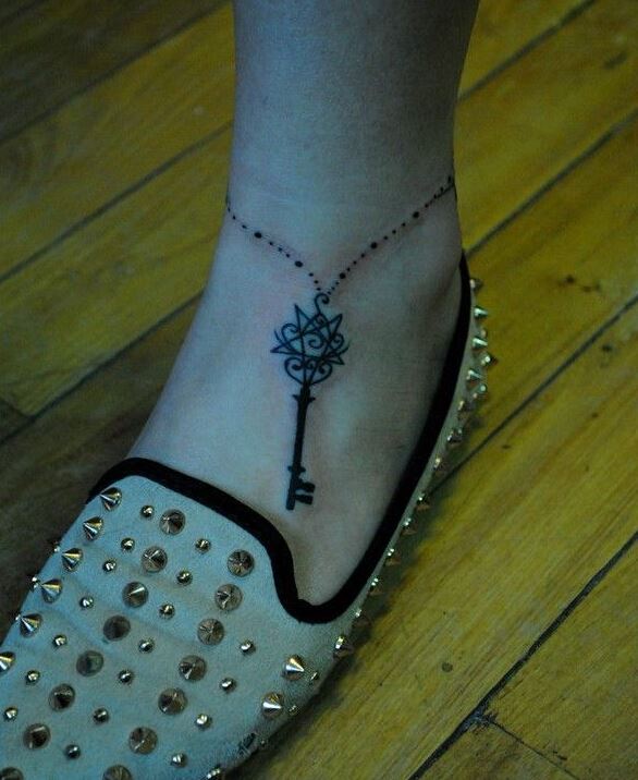 穿铆钉鞋的女生脚部钥匙脚链纹身图案图片