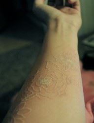 美女手臂上隐形美丽的玫瑰花纹身图案图片