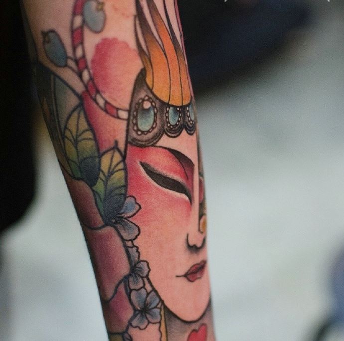 女子手臂上戴面具的另类花旦纹身图案图片