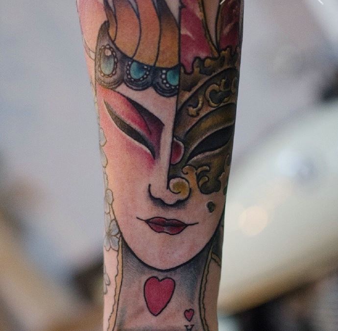 女子手臂上戴面具的另类花旦纹身图案图片