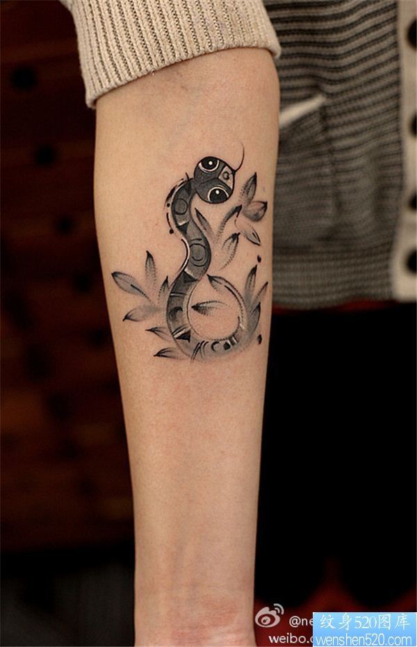非主流女生手臂可爱小蛇纹身图案图片