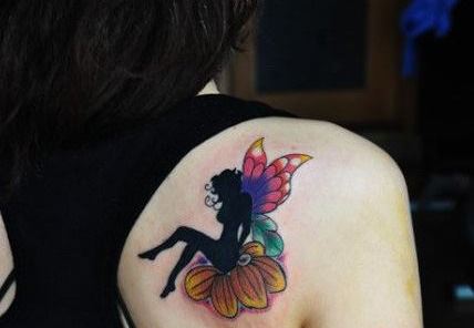 纹身女背部3D彩色天使翅膀纹身图片