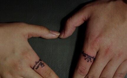 情侣手指上创意的戒指纹身大全图片