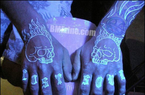 手背上荧光骷髅头个性手指纹身图案图片