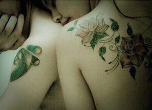 情侣身上优雅的藤蔓花朵纹身图案图片