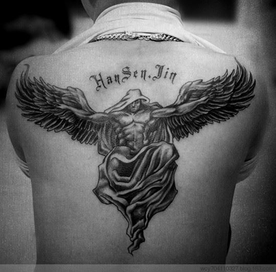 适合男生的黑白天使背部纹身图案图片