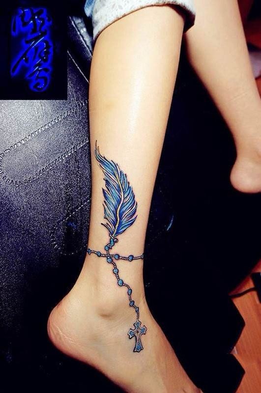 美女脚部蓝色羽毛十字架脚链纹身图案图片