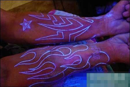 男子手臂上创意个性图形荧光纹身图片