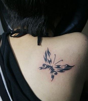 短发女生背部美丽的蝴蝶刺青纹身图案图片