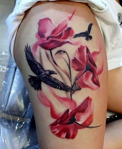 男子手臂上美丽彩色罂粟花纹身图案图片