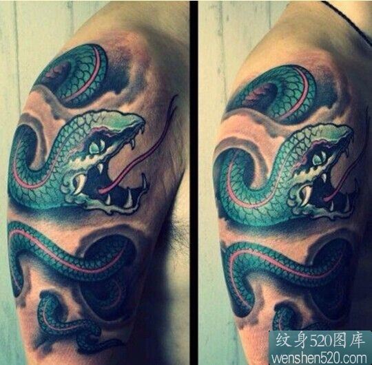 粗壮猛男手臂上凶猛的蛇彩绘纹身图片