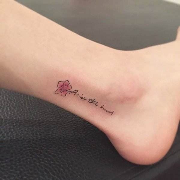 美女脚踝上粉色花朵英文字母纹身图片