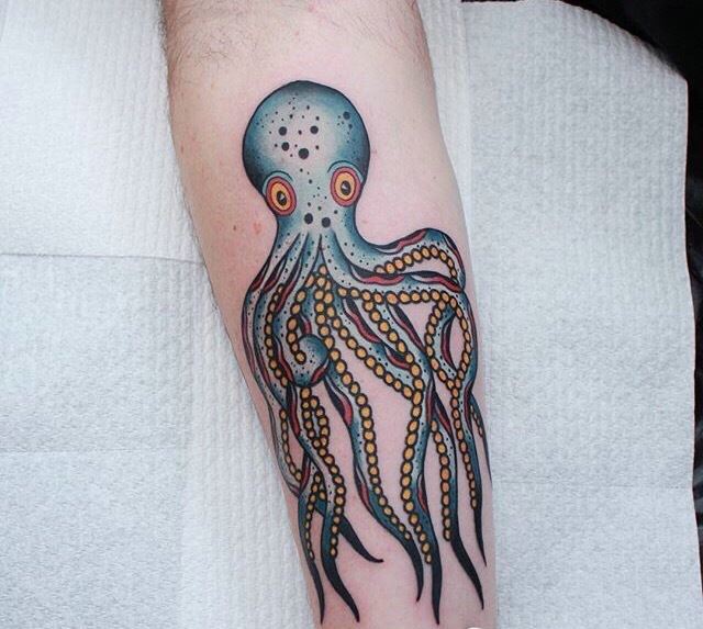 手臂上漂亮的章鱼图案彩绘纹身图片