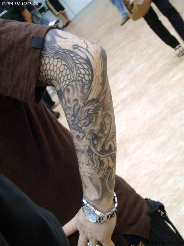 时尚花臂男生手臂个性龙纹身图片