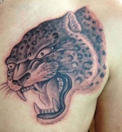 健硕猛男胸部上凶恶的豹子纹身图案图片