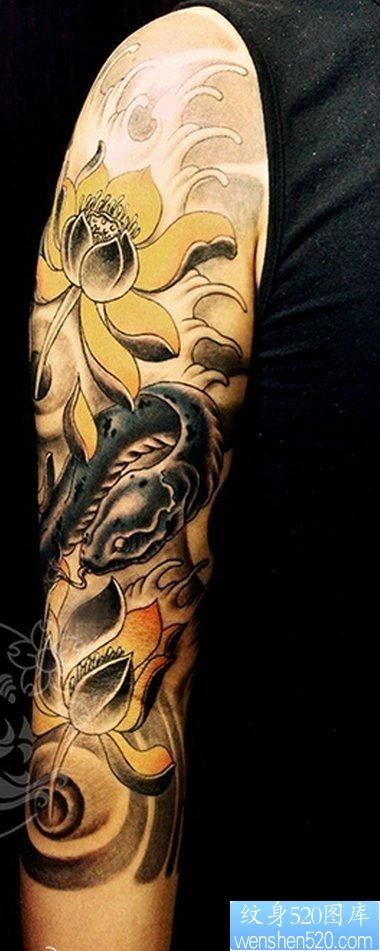 粗壮男子手臂上彩绘花朵蛇纹身图案图片