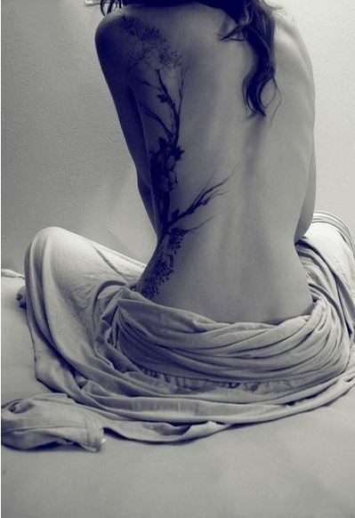 美女背部好看的花朵藤蔓纹身图案图片