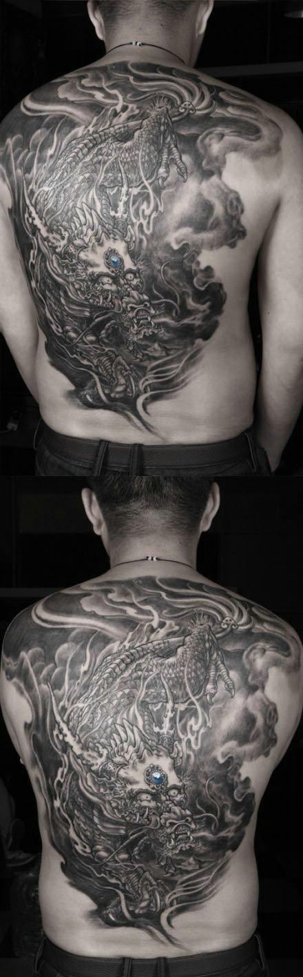 个性纹身男满背经典麒麟纹身图片