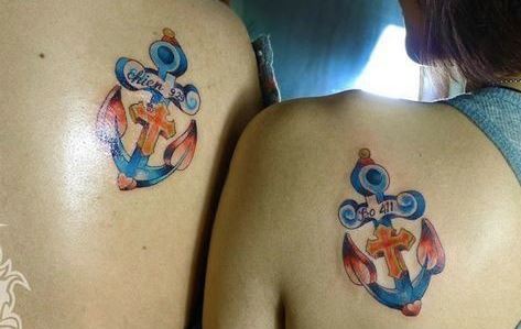90后情侣背部彩色个性船锚纹身图案图片