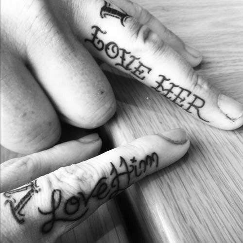 情侣手指上的英文字母黑白纹身图片