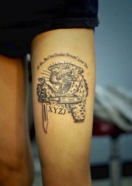 非主流帅哥手臂上可爱豹子纹身图案图片