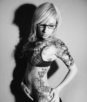 欧美性感女生个性黑白花臂纹身图片