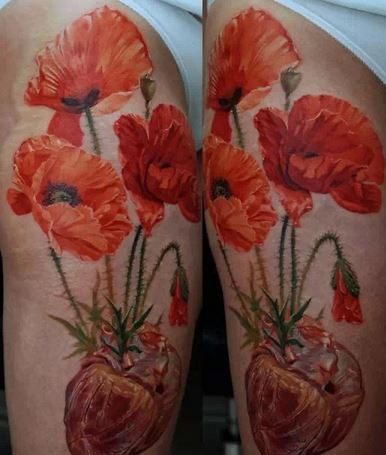 男子腿部红色艳丽的罂粟花纹身图案图片
