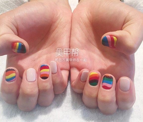 个性独特的彩虹迷彩系列铆钉美甲图片