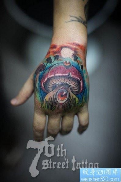 男子手背蘑菇眼睛个性彩绘纹身图片