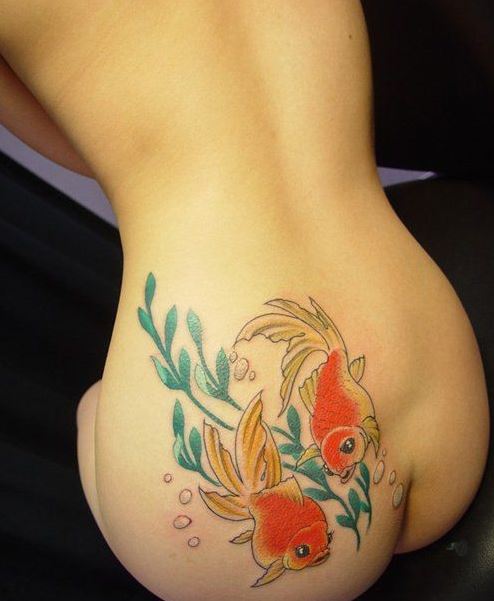 性感女人臀部彩色小金鱼纹身图片
