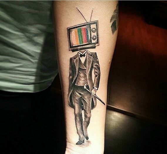 男子手臂另类搞怪人士电视纹身图案图片