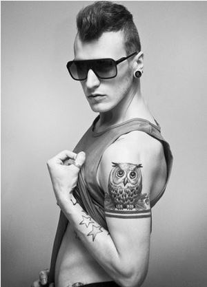 欧美性感男模胳膊上猫头鹰纹身图案图片