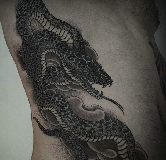 人体纹身男侧腰部个性霸气蛇纹身图案图片