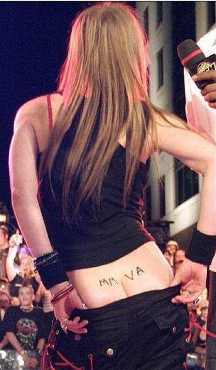 加拿大美女明星艾薇儿个性纹身图片