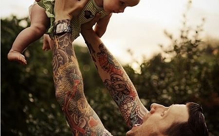 十分有爱的纹身男子与孩子欣赏图片