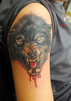 胳膊上獠牙凶悍的狼头纹身图案图片