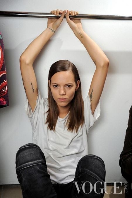 欧美女子手臂个性英文字母纹身图片
