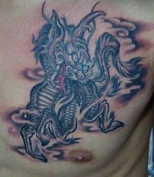 经典好看的男人胸部麒麟纹身图案图片