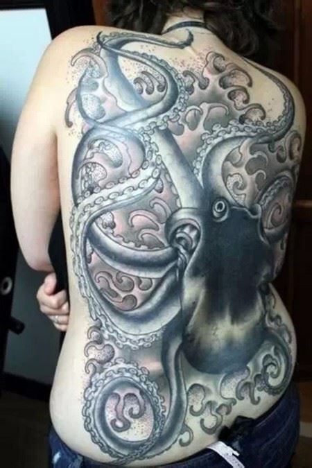 健壮男子背部惊悚章鱼纹身图案图片