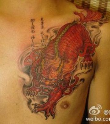 男子胸部经典的彩色麒麟纹身图片