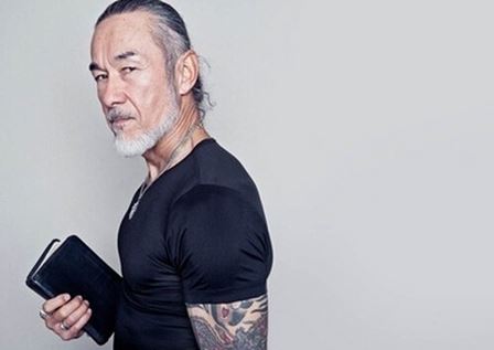 日本牧师满背霸气刺青半甲纹身图片